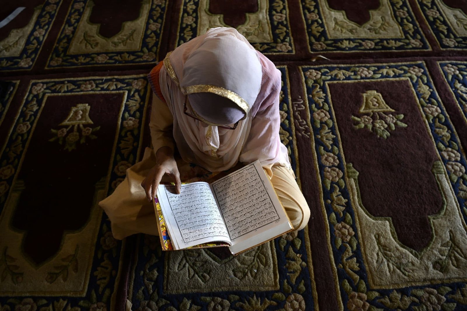 5 سور من القرآن الكريم لعلاج ضيق الصدر.. داوم عليها تمنحك السكينة