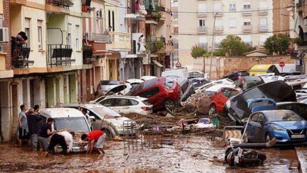أمطار غزيرة وسيارات مغمورة بالمياه.. إسبانيا تشهد موجة من الفيضانات العارمة