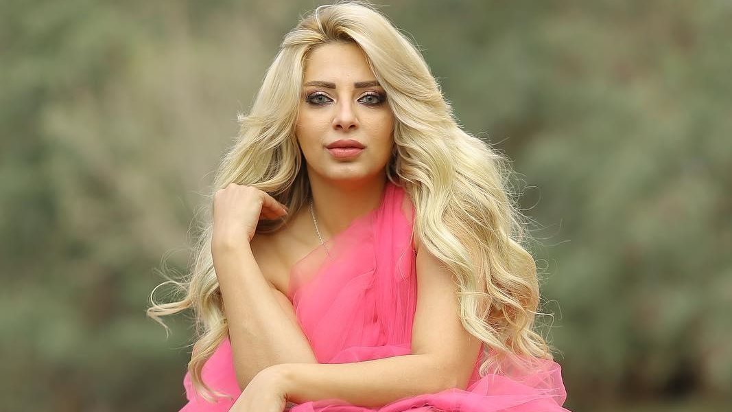 أنا ضد العنصرية دي.. مي حلمي تعترض على منع الـ "جلابية" في بعض الأندية