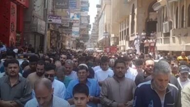 أهالي السنبلاوين يؤدون صلاة الغائب على روح غريق رأس البر