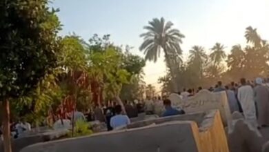 أهالي المنيا يشيعون جثامين الأطفال الثلاثة الذين لقوا مصرعهم على يد والدهم.. شاهد
