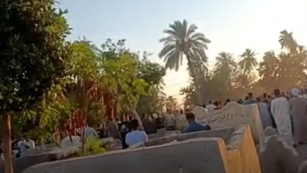أهالي المنيا يشيعون جثامين الأطفال الثلاثة الذين لقوا مصرعهم على يد والدهم.. شاهد