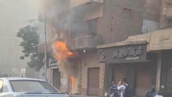 إخماد حريق التهم مخزن خردة بجوار مول شهير بشارع الهرم