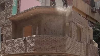 إزالة عقار آيل للسقوط وداهم الخطورة بحارة سوق الأحد في حي جنوب الجيزة