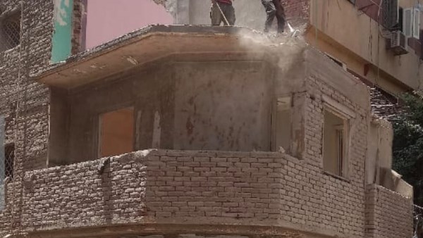 إزالة عقار آيل للسقوط وداهم الخطورة بحارة سوق الأحد في حي جنوب الجيزة