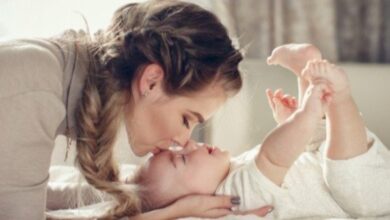الأمومة غريزة ثابتة.. لكن البيئة الحديثة أرهقت الجميع