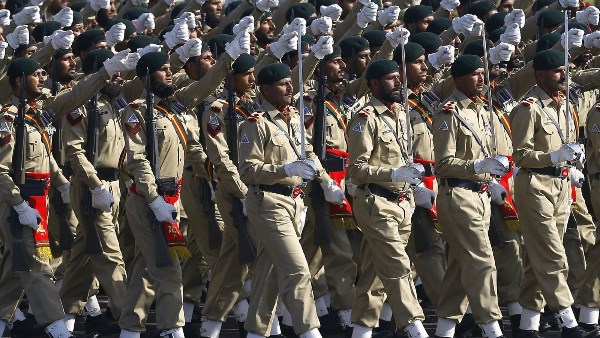 الجيش الباكستاني يعلن مقتل 30 مسلحا حاولوا العبور من أفغانستان