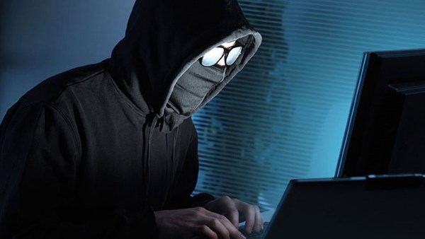 الحبس 6 أشهر وغرامة 50 ألف جنيه عقوبة النصب الإلكتروني طبقا للقانون