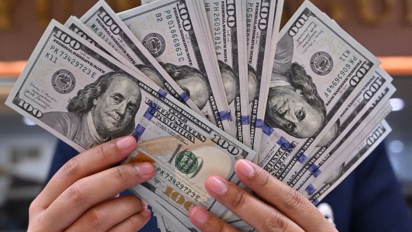 الدولار يواصل تراجعه في البنوك اليوم الأربعاء