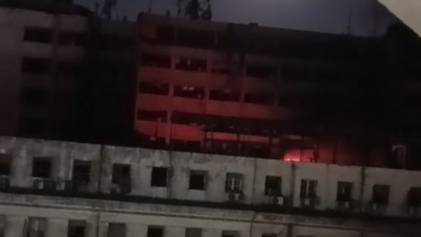 اللقطات الأولى لتجدد النيران في المبنى الخلفي لـ سنترال رمسيس