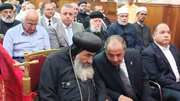 المحافظ ورموز بورسعيد يقدمون التعازي للمطران في وفاة القمص بطرس الجبلاوي