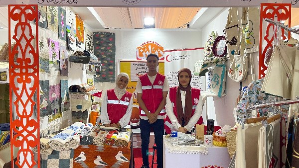 الهلال الأحمر يشارك بمنتجات يدوية وخدمات تطوعية في ديارنا مارينا