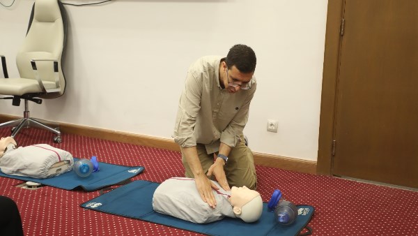 بدء تدريب العاملين المدنيين بالداخلية على استخدام أجهزة إزالة الرجفان القلبي