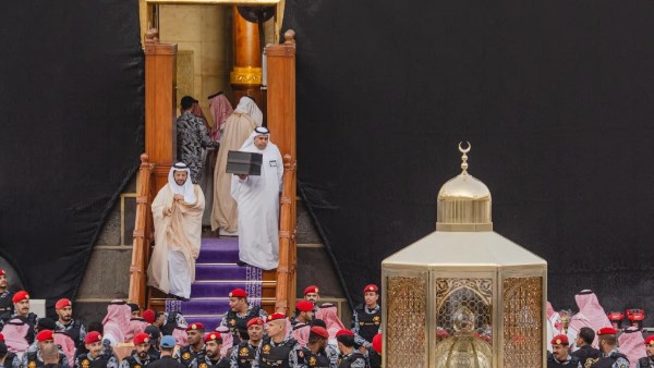 بماء زمزم .. نائب أمير منطقة مكة المكرمة يغسل الكعبة المشرفة