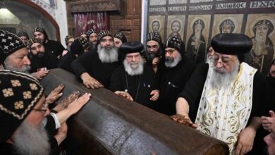 بمناسبة عيده.. البابا تواضروس يطيب جسد القديس الأنبا بيشوي في ديره بوادي النطرون