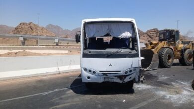 خروج العاملين مصابي انقلاب ميني باص بشرم الشيخ من المستشفى| صور الحادث