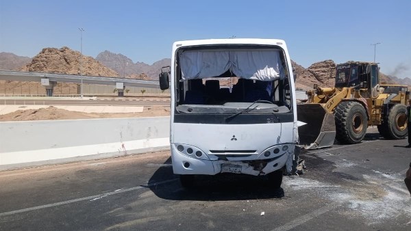 خروج العاملين مصابي انقلاب ميني باص بشرم الشيخ من المستشفى| صور الحادث