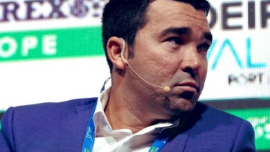 ديكو يجتمع بممثلي الهولندي سيمونز لبحث إمكانية انضمامه لبرشلونة