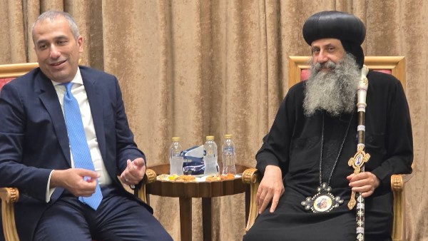رئيس الدير المحرق يستقبل وفد البنك الزراعي المصري