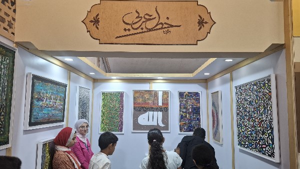 ركن الخط العربي بجناح الأزهر يجذب جمهور معرض الإسكندرية للكتاب