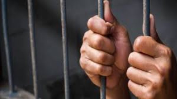 شاب يطعن زوجته وشقيقها ويشعل النيران في مسكن الزوجية بالقاهرة
