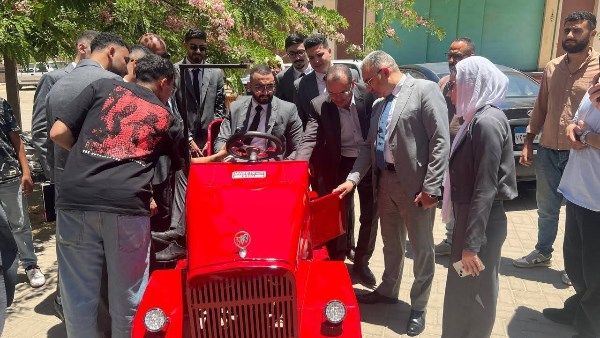شاهد.. عميد كلية الهندسة يتفقد مشروعات تخرج طلاب برنامج هندسة الميكاترونكس.. صور
