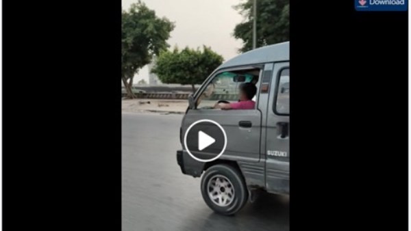 طفل يقود سيارة ميكروباص.. والأمن يتحفظ عليها