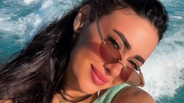 على اليخت..ميرنا مور الدين تتألق في إطلالة صيفية ناعمة