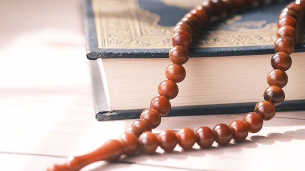 ما حكم تلاوة المرأة القرآن أمام الرجال الأجانب؟.. دار الإفتاء تجيب