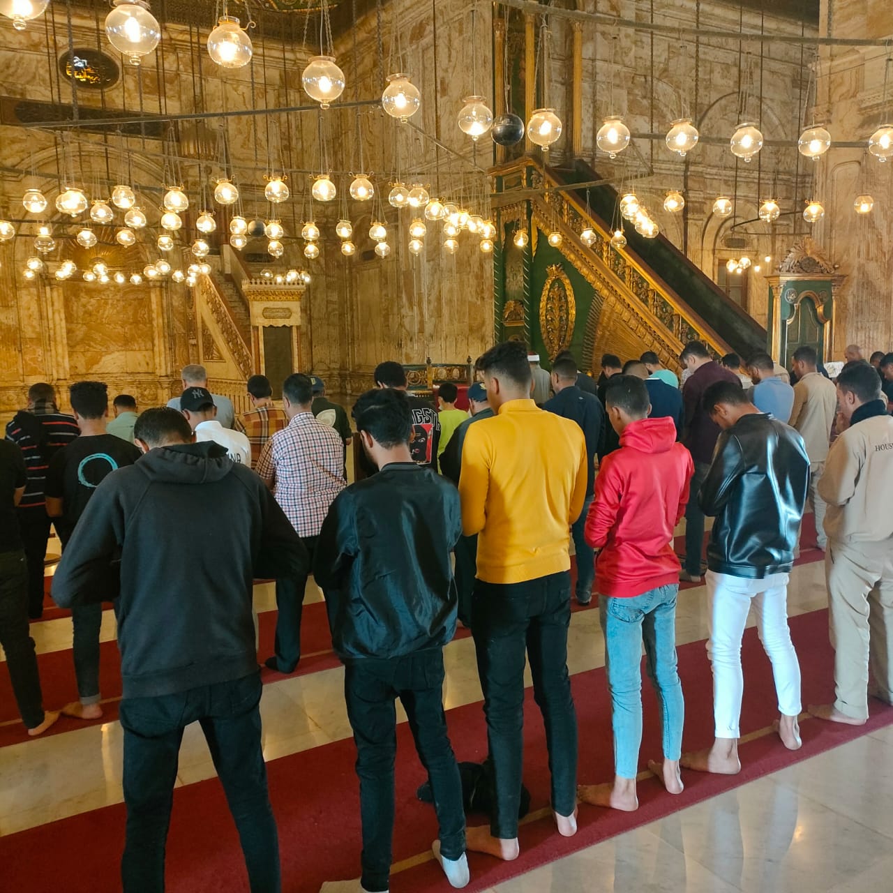 ما هو حد المرور أمام المصلي؟.. مجمع البحوث الإسلامية يكشف