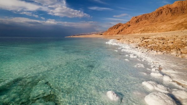 مجانا وبدون أدوية.. رمل البحر تعالج 5 أمراض جلدية
