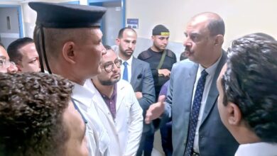 محافظ سوهاج يزور مُصابي حادث طريق «جهينة ـ طهطا» ويطمئن على حالتهم الصحية|صور