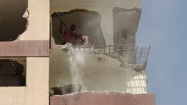 مكون من 10 أدوار .. إزالة عقار مائل بشارع مصر حلوان الزراعى