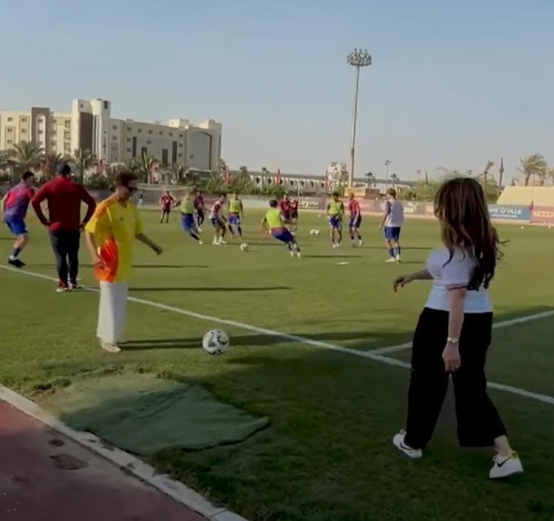 "مواجهة دبلوماسية" في مهارات كرة القدم بين سفيرتي أمريكا وكولومبيا ببطولة خوفو