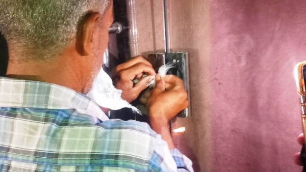 مواصلة غلق وتشميع المحال والمقاهى والكافيهات المخالفة بأسوان