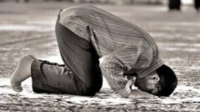 هل انكشاف جزء من ضهر الرجل في السجود تبطل الصلاة؟.. الإفتاء تجيب