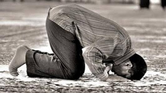 هل انكشاف جزء من ضهر الرجل في السجود تبطل الصلاة؟.. الإفتاء تجيب