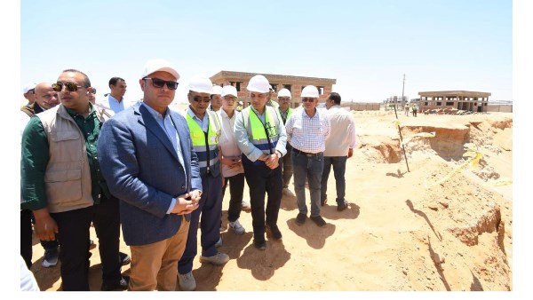 وزير الإسكان يتفقد محاور الطرق ومحطة تنقية مياه الشرب الجديدة بمدينة السادات
