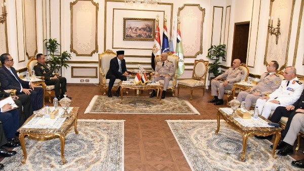 وزير الدفاع يلتقي نظيره الإندونيسي لبحث التعاون العسكري المشترك
